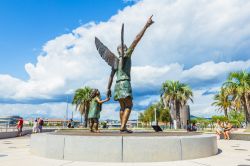 Statua dell'arcangelo Raffaele e Tobie a Saint Raphael, Francia. Una bella opera scultorea, nel cuore del parco La Promenade sulla riviera francese, ritrae l'arcangelo Raffaele che tiene ...