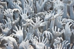 Statua delle Mani dall'Inferno al Wat Rong Khun di Chiang Rai, Thailandia. Questo tempio, realizzato in gesso e specchietti che creano giochi di luce, è stato costruito su modello ...