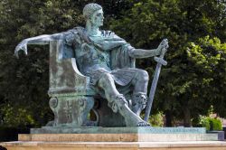 La statua di Costantino il Grande, che fu proclamato imperatore proprio qui a York (Inghilterra) il 25 luglio 306 d.C. - foto © chrisdorney /Shutterstock
