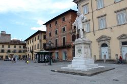 Statua di Giuseppe Mazzoni a Prato, Toscana. Si trova sul lato sud di Piazza del Duomo e ritrae il politico e federalista italiano nonché triumviro della Toscana - © Chantall / Shutterstock.com ...