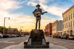 Statua di Hank Williams in Commerce Street a Montgomery, Alabama. Cantautore statunitense, divenne icona della country music e del rock'n'roll - © JNix / Shutterstock.com