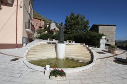 Statua di Padre Pio nel centro di Pastena nel Lazio