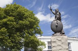 La statua di re Alfredo il Grande a Winchester, Inghilterra. Questa decorazione scultorea si trova nei pressi del fiume Itchen e raffigura il sovrano venerato come santo dalla chiesa cattolica.



 ...