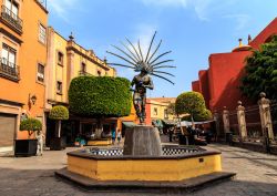 Statua di un indiano che danza nella città di Santiago de Queretaro, Messico. Quest'opera celebra la bellezza e la forza di un ballerino nativo del periodo della conquista - © ...