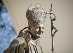 Una statua di Giovanni Paolo II si trova nel luogo di Santa Clara visitato dal papa durante il suo viaggio a Cuba nel 1998 - foto © jorome / Shutterstock.com