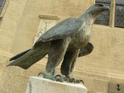 Statua in bronzo dell'aquila davanti alla chiesa di San Giacomo a Villach, Austria.



