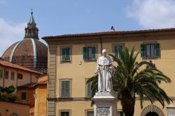 Statua in piazza dello Spirito Santo a Pistoia, Toscana - Un suggestivo scorcio panoramico con la cupola del Vasari e la statua in marmo ospitata in piazza dello Spirito Santo a Pistoia © ...