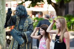 Statua umana sulle Ramblas di Barcellona, Spagna. In questo dedalo di vita colorata, indiscusso punto di riferimento della città catalana, si possono incontrare artisti di strada e giocolieri ...