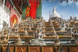 Decine di statue del Buddha nella posizione del loto al  Gangaramaya Buddhist Temple di Colombo, Sri Lanka.