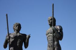 Ayos e Guize, le due statue di bronzo a Fuerteventura, Isole Canarie, Spagna - Quando Guize strinse un'alleanza con Ayos per scacciare i conquistadores che avevano invaso i loro territori, ...
