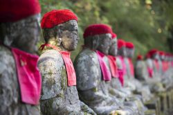 Statue di Jizo al Kanmangafuchi Abyss, Nikko, Giappone. L'abisso di Kanmangafuchi fu formato da un'eruzione del monte Nantai: è una suggestiva gola, situata nei pressi del centro ...