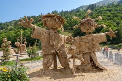 Statue di paglia al festival estivo di scultura a Valloire, dipartimento della Savoia (Francia) - © Plam Petrov / Shutterstock.com