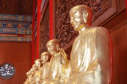 Statue dorate al tempio cinese di Leng Noi Yee a Nonthaburi, Thailandia - © JOKE777 / Shutterstock.com
