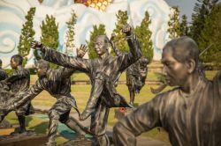 Statue in bronzo del cinese Shaolin Kung Fu al Dragon Descendants Museum di Suphan Buri (Thailandia)   - © Santipong Srikhamta / Shutterstock.com