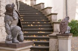 Statue sulle scale del castello di Sigmaringen, Germania - Due soldati in bronzo custodiscono con grande attenzione la scalinata da cui si accede al castello cittadino © mango-two-friendly ...