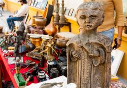 Statuette religiose in vendita alla Monterrey's "Callejon del Arte" nella parte vecchia della città, Messico.
