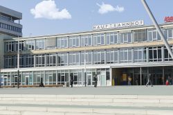 Stazione centrale a Kassel, Germania - E' adibita specialmente ai trasporti regionali la Kassel Hauptbahnhof  © runzelkorn / Shutterstock.com