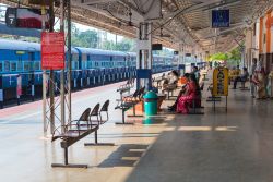 La banchina della stazione di Alleppey (Alapphuza) con i passeggeri in attesa del treno. Alleppey si trova lungo la linea costiera delle ferrovie indiane  - foto © David Bokuchava ...