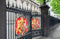 Stemmi sulla cancellata in ferro del Melbourne Mint Building, Australia. Completato in stile revival rinascimentale nel 1872, oggi è la prestigiosa sede del Museo Ellenico - © Nils ...