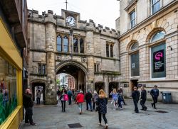 Stonebow and Guildhall a Lincoln, Inghilterra. Questo edificio ha ospitato gli incontri del Consiglio Comunale cittadino dal Medioevo a oggi - © Nigel Jarvis / Shutterstock.com