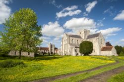 Lo storico ospedale e ospizio di Saint Cross a Winchester, Inghilterra. Immersa fra giardini, questa costruzione è il più antico ente di beneficenza inglese: si presenta con un'architettura ...