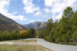 Una strada asfaltata nelle Alpi Marittime nei pressi di Ormea, Piemonte, Italia.
