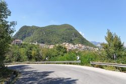 Strada che conduce a Guardiaregia, comune tra le montagne del Molise - © Ra Boe / CC BY-SA 3.0 de, Wikipedia