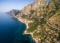 Strada della costiera Amalfitana e spiaggia di Tordigliano a Positano (Campania)