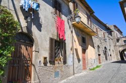 Strada di Montefiascone, Lazio. Le abitazioni del centro storico si affacciano sulle strade lastricate che caratterizzano il centro storico della città della provincia di Viterbo - © ...