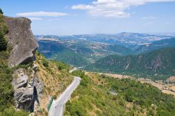 La strada sepreggia tra le rocce delle Dolomiti Lucane: siamo nelle vicinanze di Piietrapertosa uno dei borghi storici della Basilicata- © Mi.Ti. / Shutterstock.com