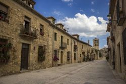 Chiesa e vie di Pedraza (Segovia), Spagna - Vicoli in pietra e edifici ordinati nel cuore di Pedraza, nei pressi di Segovia, dove sorge anche una suggestiva chiesa in Plaza Mayor dedicata a ...
