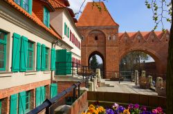 Strada nella città vecchia di Torun, Polonia. Una bella immagine del castello dei cavalieri teutonici eretto nel XIII° secolo: simbolo del dominio teutonico sulla città polacca, ...