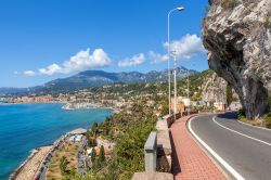 Strada panoramica nei pressi di Mentone in Costa Azzurra, Francia