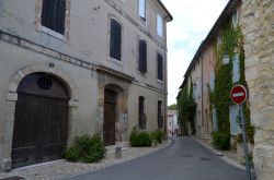 Strada nel centro storico di Pernes les Fontaines, il borgo della Provenza (Francia)