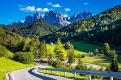 Strada tortuosa nella Val di Funes, Trentino ...