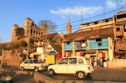 Lungo le strade della capitale Antananarivo (Madagascar). Sullo sfondo si può notare il palazzo reale, detto Rova - foto © Dennis van de Water / Shutterstock.com
