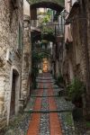 Una delle vie nel villaggio di Dolceacqua a Imperia, Liguria - Sembra di essere fuori dal tempo passeggiando per le strette viuzze di questa cittadella incastonata fra le vie del sale, la Provenza ...