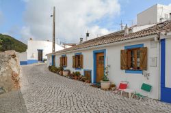 Street view del centro di Bordeira (Carrapateira) con le tipiche costruzioni dell'Algarve (Portogallo).


