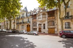 Street view del centro storico di Vichy, Francia. Siamo nel dipartimento dell'Allier nella regione dell'Alvernia-Rodano-Alpi - © RossHelen / Shutterstock.com