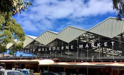 Street view del South Melbourne Market  di Melbourne, Australia. Aperto nel 1867, è dotato di un poliedrico parcheggio sul tetto che cattura l'acqua piovana e genera energia ...