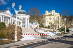 Street view della cittadina di Marianske Lazne, Repubblica Ceca, in una giornata invernale.


