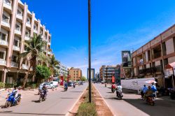 Street view di Ouagadougou, Burkina Faso, con attività commerciali e lo Splendid Hotel nel centro città © Dave Primov / Shutterstock.com


