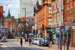 Street view di Sheffield, Yorkshire, con gente che cammina (Inghilterra) - © Tupungato / Shutterstock.com