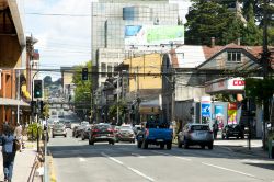 Street view di via Benavente nel sud della città di Puerto Montt, Cile. Questa cittadina è rinomata anche per l'acquacoltura di salmoni - © Adwo / Shutterstock.com