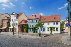 Street view di Weimar, Germania, con le tipiche abitazioni di un'area residenziale - © Valery Rokhin / Shutterstock.com