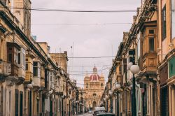 Street view nel centro storico di Zabbar, Malta. Sullo sfondo, la chiesa parrocchiale della città. Il nome Zibbar deriva da un termine maltese utilizzato per indicare il sistema di potatura ...