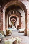 La struttura in mattoni dell'anfiteatro romano di Santa Maria Capuavetere - © Gabriela Insuratelu / Shutterstock.com