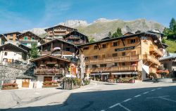 Strutture alberghiere nel villaggio di Megève, Francia. La sua ascesa come località di villeggiatura venne sostenuta dalla famiglia de Rothschild - © GranTotufo / Shutterstock.com ...