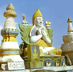 Stupa al monastero Gandan Khiid di Ulaanbaatar, Mongolia. Queste costruzioni rappresentano i più antichi monumenti religiosi buddhisti.

