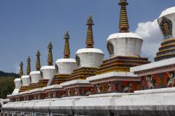 Stupas in un tempio buddista di Xining, in CIna